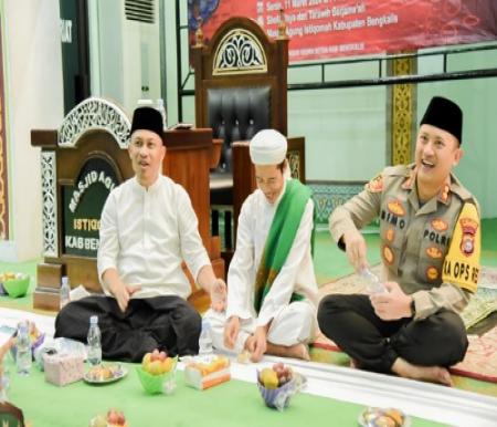 Wabup Bengkalis saat malam pertama Ramadan di Masjid Agung Istiqomah Bengkalis.(foto: zulkarnaen/halloriau.com)
