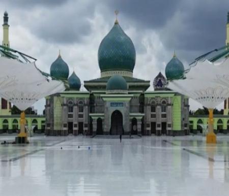 Payung elektrik Masjid Raya Annur Riau sudah difungsikan.(foto: mcr)