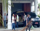 KPK saat menggeledah sebuah mobil pribadi jenis CR-V di rumah dinas Bupati Bengkalis.