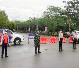 Petugas gabungan lakukan penyekatan Jalan Tuanku Tambusai Pasir Pangarain saat PPKM level 4 di Rohul. 