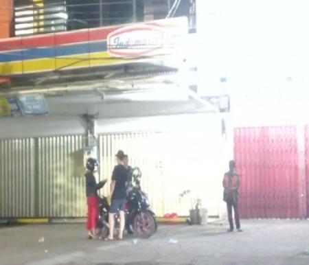 Warga masih diminta uang parkir usai Nobar Piala Asia U-23 2024 di Jalan A Yani Pekanbaru.(foto: dini/halloriau.com)