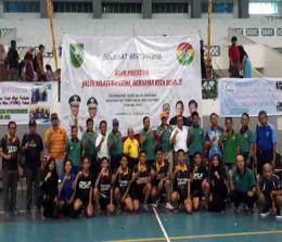 Pengurus komunitas, atlet, Perwakilan KONI Kota Pekanbaru, Perwakilan dari Dispora Riau foto bersama saat Turnamen Tenis Meja KTMR.