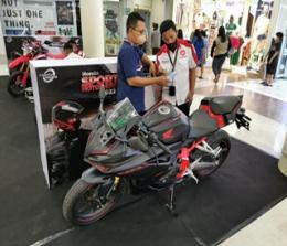 Sales layani pengunjung yang singgah ke pameran Honda Sport Motoshow di Mal Ciputra Seraya (foto/int)