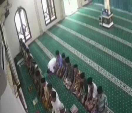 Seorang pria di Tualang, Siak meninggal dunia dalam keadaan sujud saat salat di masjid (foto/int)