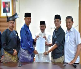 Datuk Muspidauan menerima SK Pjs LAMR Kota Pekanbaru (foto/int)
