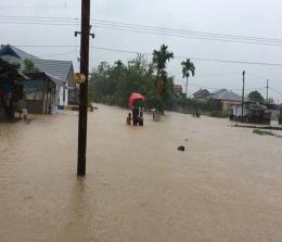 Hujan lebat yang mengguyur sebagian wilayah Sumatra Barat. Sejumlah kecamatan di Kabupaten Padang Pariaman, Sumatra Barat, mengalami bencana alam mulai dari banjir, longsor, hingga pohon tumbang setelah hujan lebat melanda daerah itu, Senin malam. 