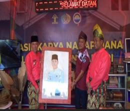 Bupati Rohil Afrizal Sintong menerima lukisan karya warga binaan Lapas Kelas II A Bagansiapiapi di stand bazar MTQ ke-40 Riau