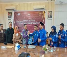 Ketua DPC Partai Demokrat Pekanbaru, TAF (tengah) didampingi Ketua Demokrat Riau, Agung Nugroho ke KPU daftarkan Bacaleg (foto/mimi)