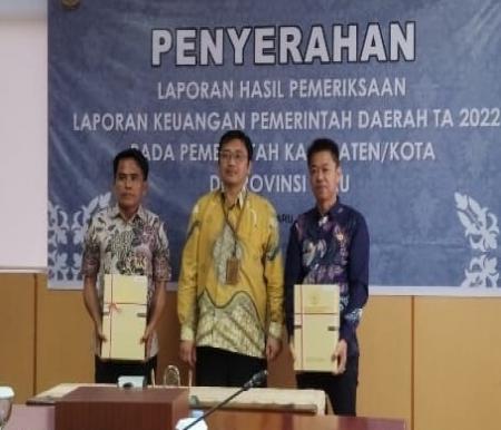 Ketua DPRD Rohil, Maston (kiri) didampingi Bupati Rohil, Afrizal Sintong (kanan) bersama Plt Kepala BPK Perwakilan Riau, Arman Syifa (foto/zal)