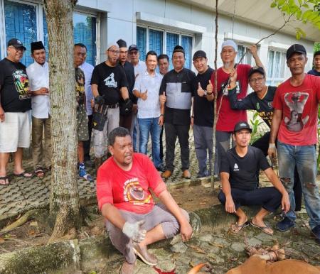 Ketua PWI Riau, Zulmansyah Sekedang bersama pengurus kembali memotong hewan kurban Iduladha 1444 H (foto/ist)
