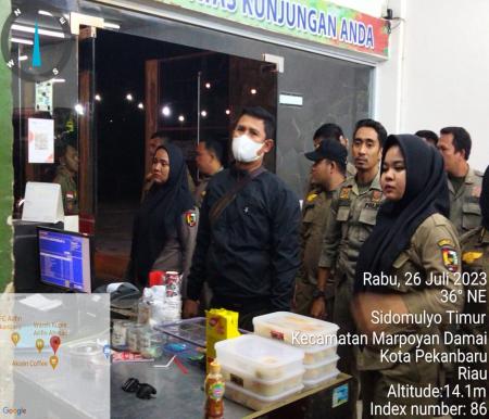Satpol PP Kota Pekanbaru, melakukan razia tempat hiburan malam dan wisma (foto/rahmat)