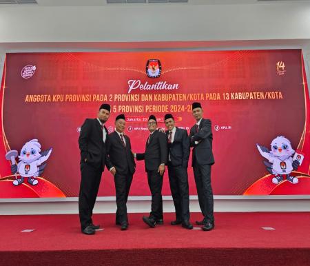 Lima anggota KPU Riau periode 2024-2029 yang baru dilantik (foto:ist)