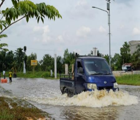 Banjir masih tinggi menggenangi Jalan Sudirman Ujung Pekanbaru.(foto: risnaldi/halloriau.com)