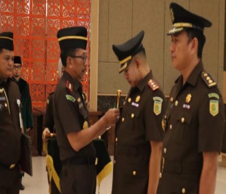 Kajati Riau, Akmal Abbas melantik Azrijal sebagai Kajari Pelalawan.(foto: andi/halloriau.com)