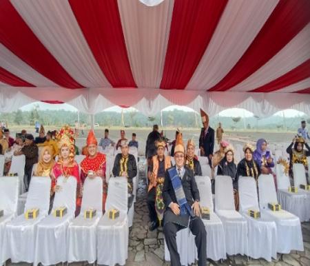 Momen para pejabat Pemko Pekanbaru mengenakan pakaian adat berbagai daerah dalam upacara HUT ke-78 RI di Komplek Perkantoran Tenayan Raya.(foto: rahmat/halloriau.com)