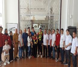 Ketua KONI Riau, Iskandar Hoesin menyambut kedatangan dua atlet esport Riau, Venny Lim dan Nanda Rizana.(foto: rahmat/halloriau.com)