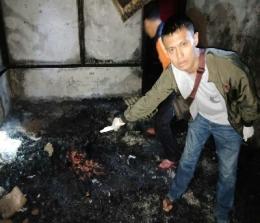Petugas kepolisian lakukan olan TKP dan evakuasi jenazah Marni (55), seorang PNS PA Pasir Pangaraian, Rohul, mereggang nyawa setelah terpanggang di rumahnya yang terbakar.
