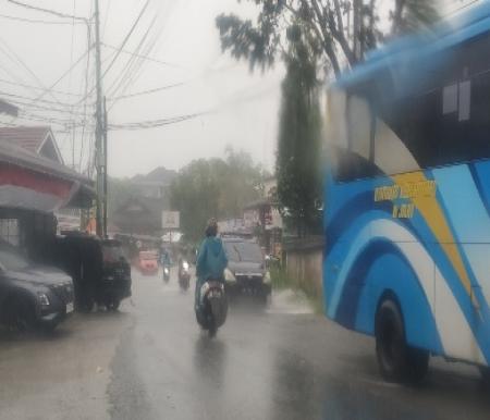 Hujan deras menyebabkan Jalan Umban Sari, Pekanbaru tergenang (foto/ist)