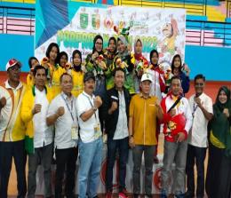 Ketua KONI Bengkalis, Darma Firdaus Sitompul bersama para atlet Bengkalis meraih juara umum Porprov X Riau 2022.(foto: int)