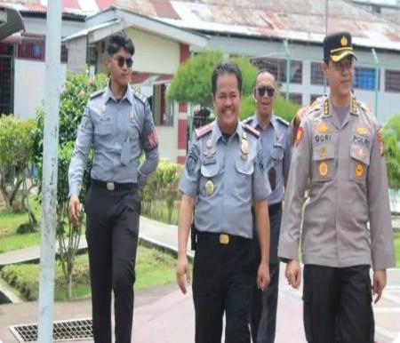 Karutan Julius Barus menerima kunjungan Kabidkum) Polda Riau Kombes Pol Mohamad Qori Oktohandoko (foto/andri)
