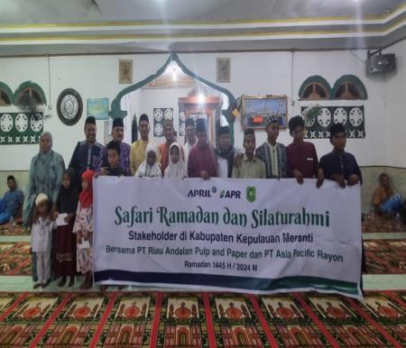 Penyerahan santunan anak yatim di Riau sebagai program tanggung jawab sosial RAPP (foto/ist)