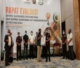 Acara penyerahan penghargaan penanganan Perkara Tindak Pidana Pilkada Se Provinsi Riau Tahun 2020 lalu yang dilangsungkan di Ball Room Hotel Aryaduta Pekanbaru.