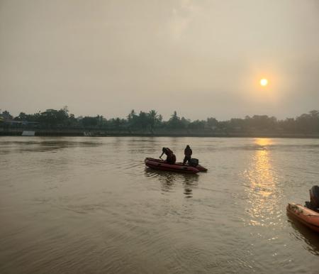 Tim SAR gabungan mencari dua siswa SMA di Inhu yang terseret arus sungai (foto/bayu)