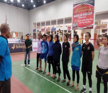 Ketua KONI Riau Iskandar meninjau Pelatda atlet di venue sepak takraw (foto/rahmat)