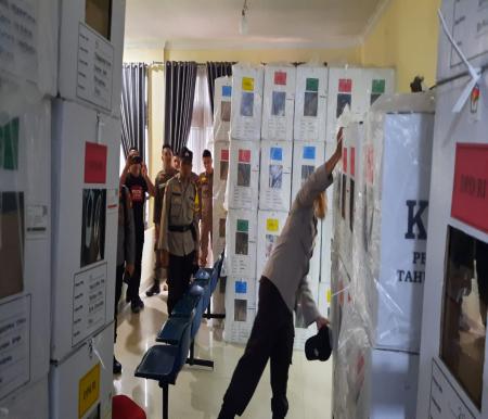 Personel gabungan disiagakan di Kantor Camat Tenayan Raya amankan logistik Pemilu 2024 (foto/ist)
