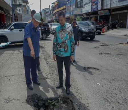 Pj Gubernur Riau, SF Hariyanto didampingi Sekda Pekanbaru, Indra Pomi saat meninjau jalan rusak (foto/Yuni)