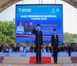 Walikota Dumai H. Paisal memimpin upacara memperingati Hardiknas 2023 di Lapangan Taman Bukit Gelanggang Jalan HR Subrantas Dumai, Selasa (2/5/2023).(foto: bambang/halloriau.com)