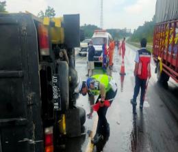 Polantas melakukan olah TKP di KM 32 Tol Pekanbaru-Dumai usai truk terguling ditabrak Terios.(foto: bayu/halloriau.com)