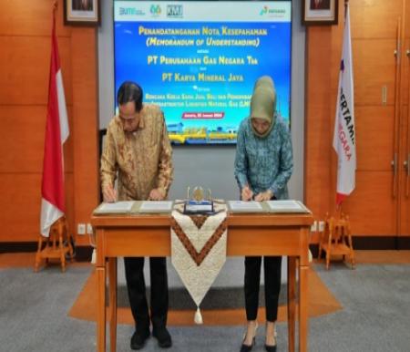Direktur Strategi dan Pengembangan Bisnis PGN, Rosa Permata Sari dan President Director KMJ, Iriawan Yuliato.(foto: istimewa)