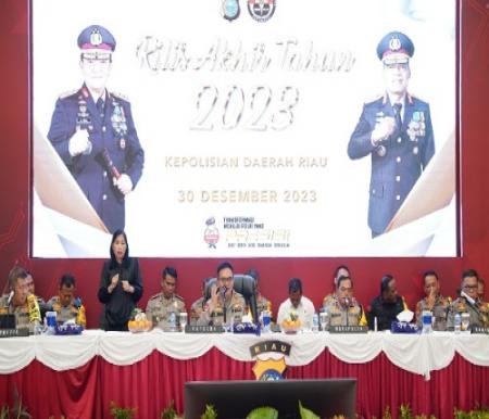 Kapolda Riau, Irjen Pol M Iqbal saat memimpin kegiatan rilis akhir tahun 2023 di Mapolda Riau.(foto: bayu/halloriau.com)