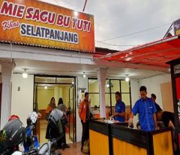 Warung Mie Sagu Bu Tuti Khas Selatpanjang di Ronggowarsito Pekanbaru.(foto: mimi/halloriau.com)