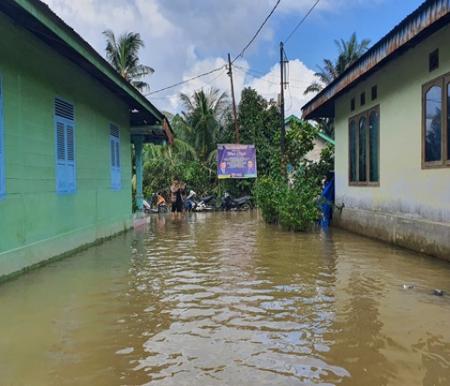 Masyarakat di Desa Kampung Pinang terendam luapan Sungai Kampar (foto/Mg2)