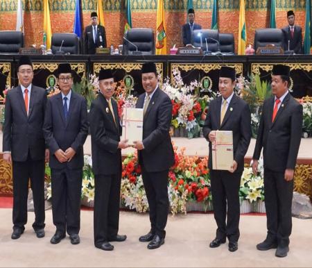 Gubri Syamsuar menerima LHP atas Laporan Keuangan Pemerintah Daerah (LKPD) Provinsi Riau dari BPK RI (foto/int)