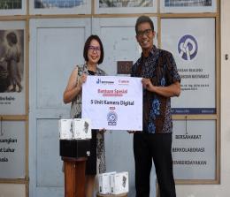Penyerahan donasi berupa 5 unit kamera digital kepada #SahabatKecilCanon Komunitas Belajar Realino, Yayasan Realino, Yogyakarta (10/8/2022). 