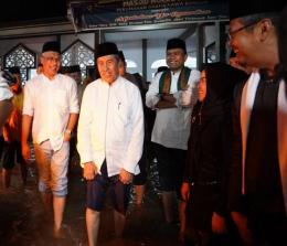 Gubernur Riau Syamsuar saat berada di lokasi banjir.
