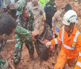 Sejumlah petugas SAR gabungan mengevakuasi jenazah korban bencana tanah longsor di Kampung Molon, Desa Pangkalan, Kecamatan Serasan, Kabupaten Natuna, Kepulauan Riau, Rabu (8/3/2023). 
