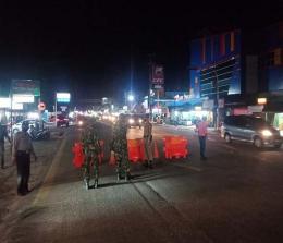 Sejumlah ruas jalan di Pekanbaru disekat untuk mengurangi mobilitas masyarakat.