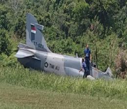 Pesawat Hawk 100/200 milik Lanud Roesmin Nurjadin tergelincir akibat pecah ban saat akan takeoff.(foto: int)