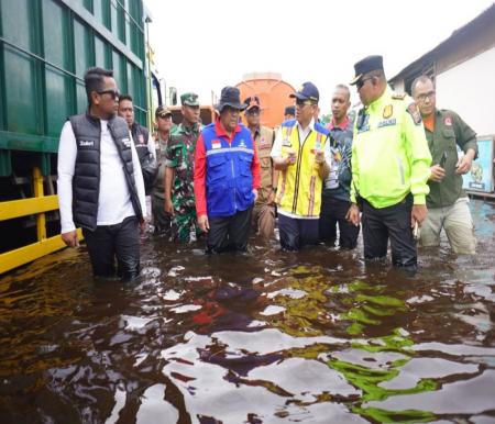 Gubri, Edy Natar saat meninjau banjir di Jalintim Pelalawan.(foto: int)