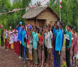 Masyarakat Suku Akit di pedalaman Kabupaten Kepulauan Meranti ikut memperingati Hari Ulang Tahun (HUT) ke-76 RI dengan melaksanakan Apel Bendera