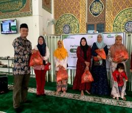 PT Pegadaian Syariah Cabang Ahmad Yani dan IZI Riau bagi sembako (foto/int)