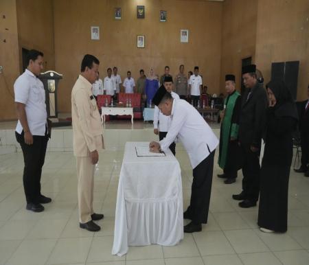 Bupati Kuansing, Suhardiman Amby melantik 20 pegawai di Kantor Camat Singingi Hilir (foto/ultra)
