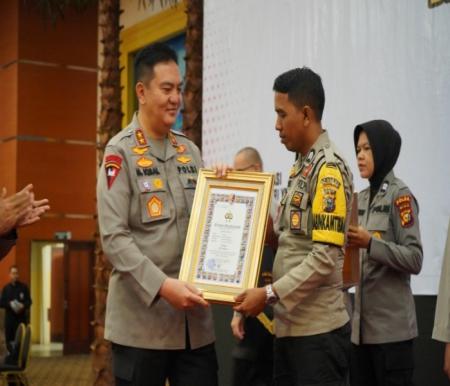 Bhabinkamtibmas dari Polres Kepulauan Meranti ini kembali meraih penghargaan dari Kapolda Riau, Irjen Pol Mohammad Iqbal.