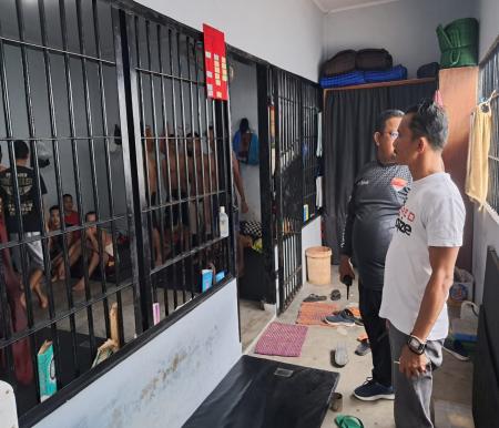 Sel Mantan Bupati Kuansing, Sukarmis bergabung dengan 12 tahanan lainnya (foto/Ultra)