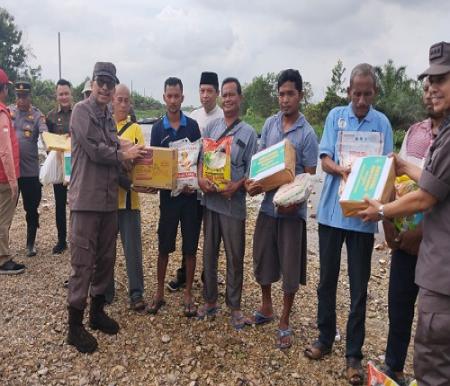 Kajati Riau memberikan bantuan untuk korban banjir di Pelalawan.(foto: andi/halloriau.com)