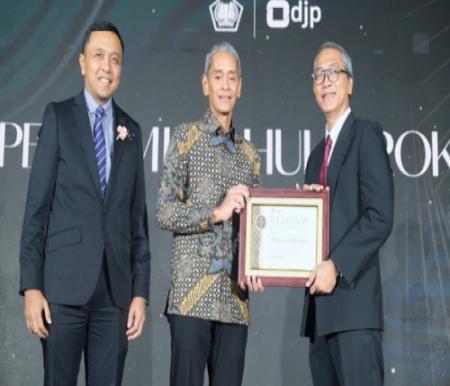 Hendra A Ghifari (Tengah), Vice President Finance PHR menerima penghargaan tersebut yang diberikan Irawan selaku Kakanwil DJP Jakarta Khusus dan didampingi Ardiyanto Basuki, Kepala KPP Minyak dan Gas Bumi.(foto: istimewa)
